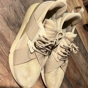 Beige puma tennis shoes